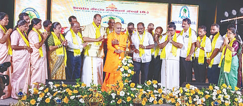  ತಿರುವನಂತಪುರದ ಶಿವಗಿರಿ ಮಠದ ಶ್ರೀ ಜ್ಞಾನತೀರ್ಥ ಸ್ವಾಮೀಜಿ ಸಭಾ ಕಾರ್ಯಕ್ರಮ ಉದ್ಘಾಟಿಸಿದರು. ಮುಡಾ ಅಧ್ಯಕ್ಷ ಸದಾಶಿವ ಉಳ್ಳಾಲ್, ಉಳ್ಳಾಲ ಶ್ರೀ ಚೀರುಂಭಾ ಭಗವತಿ ಕ್ಷೇತ್ರದ ಆಡಳಿತ ಮೊಕ್ತೇಸರ ಸುರೇಶ್ ಭಟ್ನಗರ, ಅಧ್ಯಕ್ಷ ಚಿದಾನಂದ ಗುರಿಕಾರ ನಂದ್ಯ, ತೀಯಾ ಸೇವಾ ಸಹಕಾರ ಸಂಘದ ಅಧ್ಯಕ್ಷ ಎಂ.ದಿನೇಶ್ ಕುಂಪಲ ಇನ್ನಿತರರು ಉಪಸ್ಥಿತರಿದ್ದರು.  