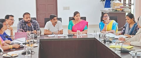  ಕೋಟೆಕಾರು ಪಟ್ಟಣ ಪಂಚಾಯಿತಿ ಸಾಮಾನ್ಯ ಸಭೆಯಲ್ಲಿ ಅಧ್ಯಕ್ಷೆ ದಿವ್ಯಾ ಶೆಟ್ಟಿ, ಸದಸ್ಯ ಅಹ್ಮದ್ ಅಜ್ಜಿನಡ್ಕ ಮತ್ತಿತರರು ಪಾಲ್ಗೊಂಡಿದ್ದರು.