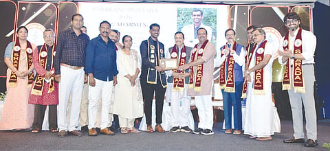  ಶಾರದಾ ಸಮೂಹ ಸಂಸ್ಥೆಯಲ್ಲಿ ಸಚಿವ ಯು.ಟಿ.ಖಾದರ್ ಪದವಿ ಪ್ರದಾನ ಮಾಡಿದರು. ತುಳುನಾಡು ಎಜುಕೇಶನಲ್ ಟ್ರಸ್ಟ್ ಅಧ್ಯಕ್ಷ ಡಾ.ಎಂ.ಬಿ.ಪುರಾಣಿಕ್, ಮುನಿಯಾಲ್ ಇನ್‌ಸ್ಟಿಟ್ಯೂಟ್ ಆಫ್ ಆಯುರ್ವೇದ ಮೆಡಿಕಲ್ ಸೈನ್ಸಸ್‌ನ ಪ್ರಾಂಶುಪಾಲ ಡಾ.ಸತ್ಯನಾರಾಯಣ ಭಟ್ ಇನ್ನಿತರರು ಉಪಸ್ಥಿತರಿದ್ದರು.  