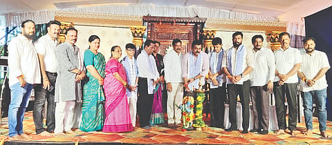  ಶ್ರೀಕೃಷ್ಣ ಜನ್ಮಾಷ್ಟಮಿ ಪ್ರಯುಕ್ತ ‘ಕುಂಪಲಾಷ್ಟಮಿ’ ಉತ್ಸವಕ್ಕೆ ವಿಧಾನಪರಿಷತ್ ಸದಸ್ಯ ಕಿಶೋರ್ ಕುಮಾರ್ ಬೊಟ್ಯಾಡಿ ಚಾಲನೆ ನೀಡಿದರು. ಮಂದಿರ ಅಧ್ಯಕ್ಷ ಸತೀಶ್ ಕುಂಪಲ, ಬಿಜೆಪಿ ಮಂಡಲ ಅಧ್ಯಕ್ಷ ಜಗದೀಶ್ ಆಳ್ವ ಕುವೆತ್ತಬೈಲ್ ಮತ್ತಿತರರು ಉಪಸ್ಥಿತರಿದ್ದರು.