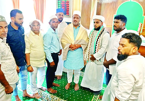 ನೆತ್ತಿಲಪದವು ಮಸೀದಿಯಲ್ಲಿ ಸ್ಪೀಕರ್ ಯು.ಟಿ.ಖಾದರ್ ಅವರನ್ನು ಅಭಿನಂದಿಸಲಾಯಿತು.