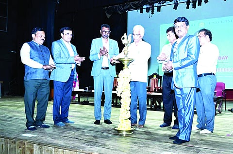  ಡಾ.ಬಿ.ಆರ್.ಅಂಬೇಡ್ಕರ್ ಮಹಾಪರಿನಿರ್ವಾಣ ದಿನ ಕಾರ್ಯಕ್ರಮ ಸಾಹಿತಿ ಮುನಿರಾಜ ರೆಂಜಾಳ ಉದ್ಘಾಟಿಸಿದರು.
