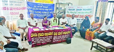ಕಸಮುಕ್ತ ಸುಸ್ಥಿರ ಸ್ವಚ್ಛ ಗ್ರಾಮ ನಿರ್ಮಾಣ ಸಂವಾದ ಸಂಕಲ್ಪ ಕಾರ್ಯಕ್ರಮ ನಡೆಯಿತು.