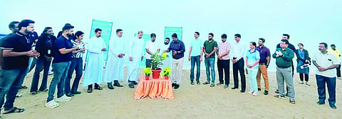  ಉಳ್ಳಾಲ ಬೀಚ್ ಸ್ವಚ್ಛತಾ ಕಾರ್ಯಕ್ರಮಕ್ಕೆ ಕರಾವಳಿ ಅಭಿವೃದ್ಧಿ ಮಂಡಳಿ ಅಧ್ಯಕ್ಷ ಎಂ.ಎ.ಗಫೂರ್ ಚಾಲನೆ ನೀಡಿದರು.