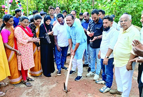 ಅಂಗನವಾಡಿ ಕೇಂದ್ರದ ನೂತನ ಕಟ್ಟಡಕ್ಕೆ ಸ್ಪೀಕರ್ ಯು.ಟಿ.ಖಾದರ್ ಶಿಲಾನ್ಯಾಸಗೈದರು. 