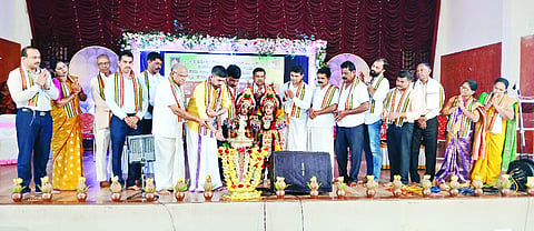 ಸಾಧನಾ ಸಮಾವೇಶ ಹಾಗೂ ವಾರ್ಷಿಕೋತ್ಸವ ಮನೋಹರ್ ಭಟ್ ಉದ್ಘಾಟಿಸಿದರು. ಮೈಸೂರು ಇಲೆಕ್ಟ್ರಿಕಲ್ ಇಂಡಸ್ಟ್ರೀಸ್ ಲಿಮಿಟೆಡ್ ಮಾಜಿ ಅಧ್ಯಕ್ಷ ಸಂತೋಷ್ ಕುಮಾರ್ ರೈ, ಪ್ರಗತಿಪರ ಕೃಷಿಕ ಜಯರಾಮ ಸಾಂತ, ವಲಯ 1ರ ಯೋಜನಾ ನಿರ್ದೇಶಕ ದಿನೇಶ್ ಡಿ., ರೋಟರಿ ಕ್ಲಬ್ ಅಧ್ಯಕ್ಷ ವಚನ್ ಶೆಟ್ಟಿ ಮತ್ತಿತರರಿದ್ದರು.