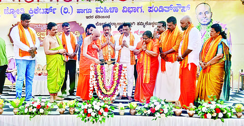  ನಮ್ಮೆಲ್ಲರ ‘ನಡಿಗೆ ಶ್ರೀ ಕ್ಷೇತ್ರ ತಲಪಾಡಿ ದೇವಿಪುರ’ದ ಕಡೆಗೆ ಪಾದಯಾತ್ರೆಗೆ ಒಡಿಯೂರು ಶ್ರೀ ಗುರುದೇವದತ್ತ ಸಂಸ್ಥಾನಮ್‌ನ ಶ್ರೀ ಗುರುದೇವಾನಂದ ಸ್ವಾಮೀಜಿ ಚಾಲನೆ ನೀಡಿದರು. ಪ್ರಮುಖರಾದ ಚಂದ್ರಹಾಸ್ ಪಂಡಿತ್‌ಹೌಸ್, ಅರ್ಚಕ ಗಣೇಶ್ ಭಟ್, ರವೀಂದ್ರ ಶೆಟ್ಟಿ ಉಪಸ್ಥಿತರಿದ್ದರು.