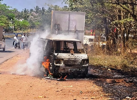 ಚಲಿಸುತ್ತಿದ್ದ ಓಮ್ನಿ ಕಾರಿನಲ್ಲಿ ದಿಢೀರ್ ಕಾಣಿಸಿಕೊಂಡ ಬೆಂಕಿ.