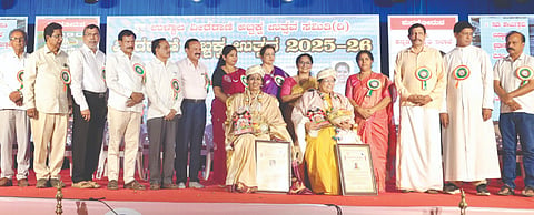  ವೀರರಾಣಿ ಅಬ್ಬಕ್ಕ ಉತ್ಸವದಲ್ಲಿ ಪ್ರೊಫೆಸರ್ ಡಾ.ಸಾಯಿಗೀತಾ ಅವರಿಗೆ ವೀರರಾಣಿ ಅಬ್ಬಕ್ಕ ಪ್ರಶಸ್ತಿ ಪ್ರದಾನ ಮಾಡಲಾಯಿತು. ಅನಿತಾ ಸುರೇಂದ್ರಕುಮಾರ್,ಡಾ.ಕೆ.ಚಿನ್ನಪ್ಪ ಗೌಡ, ಡಿ.ವಿ.ಸದಾನಂದ ಗೌಡ ಇನ್ನಿತರರು ಉಪಸ್ಥಿತರಿದ್ದರು.