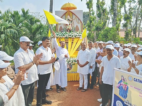  ‘ನಮ್ಮ ನಡಿಗೆ ಮುಡಿಪು ಪುಣ್ಯಕ್ಷೇತ್ರದ ಕಡೆಗೆ’ ಆಧ್ಯಾತ್ಮಿಕ ಜಾಥಾಕ್ಕೆ ಪಾನೀರ್ ಚರ್ಚ್ ಧರ್ಮಗುರು ವಿಕ್ಟರ್ ಡಿಮೆಲ್ಲೋ ಚಾಲನೆ ನೀಡಿದರು. ವಿಧಾನಸಭೆ ಸ್ಪೀಕರ್ ಯು.ಟಿ.ಖಾದರ್, ಪೆರ್ಮನ್ನೂರು ಸಂತ ಸೆಬೆಸ್ಟಿಯನ್ ಚರ್ಚ್ ಧರ್ಮಗುರು ಫಾದರ್ ಸಿಪ್ರಿಯನ್ ಪಿಂಟೋ ಮತ್ತಿತರರು ಉಪಸ್ಥಿತರಿದ್ದರು.
