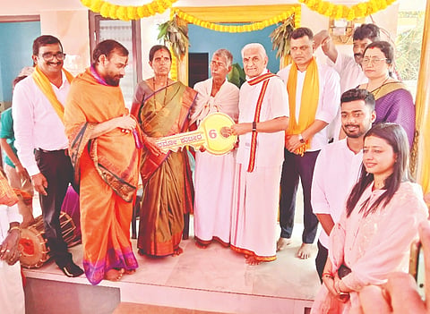 ರುಕ್ಮಯ ಮೂಲ್ಯ ದಂಪತಿಗೆ ನಿರ್ಮಿಸಲಾದ ನೂತನ ಮನೆ ‘ನಮೋ ಕುಟೀರ’ದ ಕೀಲಿಕೈ ವಿವೇಕಾನಂದ ವಿದ್ಯಾವರ್ಧಕ ಸಂಘ ಅಧ್ಯಕ್ಷ ಡಾ.ಪ್ರಭಾಕರ್ ಭಟ್ ಕಲ್ಲಡ್ಕ ಫಲಾನುಭವಿಗೆ ಹಸ್ತಾಂತರಿಸಿದರು. ಶ್ರೀ ಶಿವಯೋಗಿ ದುರ್ಗಾನಂದ ಸ್ವಾಮೀಜಿ, ಸಂಸದ ಕ್ಯಾ.ಬ್ರಿಜೇಶ್ ಚೌಟ, ದೇವಿಪ್ರಸಾದ್ ಪೊಯ್ಯತ್ತಾಯ ಮತ್ತಿತರರು ಉಪಸ್ಥಿತರಿದ್ದರು.