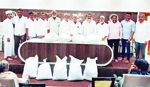 ಕಿಡ್ನಿ ರೋಗಿಗಳ ಕುಟುಂಬಕ್ಕೆ ಸಹಾಯಧನ ಹಾಗೂ ರಂಝಾನ್ ಪಡಿತರ ಕಿಟ್ ವಿತರಣಾ ಕಾರ್ಯಕ್ರಮ ನಡೆಯಿತು. ಮನಪಾ ಮಾಜಿ ಸದಸ್ಯ ಸಂಶುದ್ದೀನ್, ಸಂಘದ ಅಧ್ಯಕ್ಷ ಜೆ.ಮಹಮ್ಮದ್ ಇಸ್ಹಾಕ್, ಉಪಾಧ್ಯಕ್ಷ ಅಹ್ಮದ್ ಬಾವ ಬಜಾಲ್, ಮಂಗಳೂರು ತಾಪಂ ಮಾಜಿ ಸದಸ್ಯ ಮಹಮ್ಮದ್ ಮುಸ್ತಫಾ ಮಲಾರ್ ಇನ್ನಿತರರು ಉಪಸ್ಥಿತರಿದ್ದರು. 
