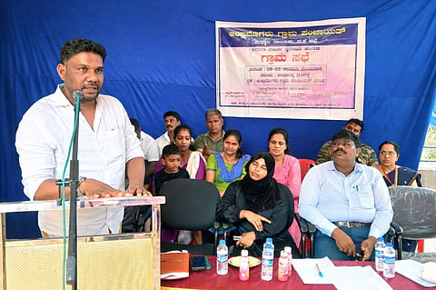 ಅಂಬ್ಲಮೊಗರು ಗ್ರಾಮಸಭೆಯಲ್ಲಿ ಗ್ರಾ.ಪಂ. ಅಧ್ಯಕ್ಷ ಎಸ್.ಮಹಮ್ಮದ್ ಇಕ್ಬಾಲ್ ಮಾತನಾಡಿದರು. ಉಪಾಧ್ಯಕ್ಷೆ ಮಮ್ತಾಝ್, ಕ್ಷೇತ್ರ ಶಿಕ್ಷಣಾಧಿಕಾರಿ ಎಚ್.ಆರ್.ಈಶ್ವರ್ ಮೊದಲಾದವರಿದ್ದರು.