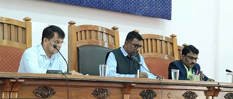 ದ್ವಿತೀಯ ವಿಶೇಷ ಸಭೆಯಲ್ಲಿ ವಿವಿ ಕುಲಪತಿ ಪ್ರೊ.ಪಿ.ಎಲ್.ಧರ್ಮ, ಪ್ರೊ.ಗಣೇಶ್ ಸಂಜೀವ, ಪ್ರೊ.ದೇವೇಂದ್ರಪ್ಪ ಉಪಸ್ಥಿತರಿದ್ದರು.