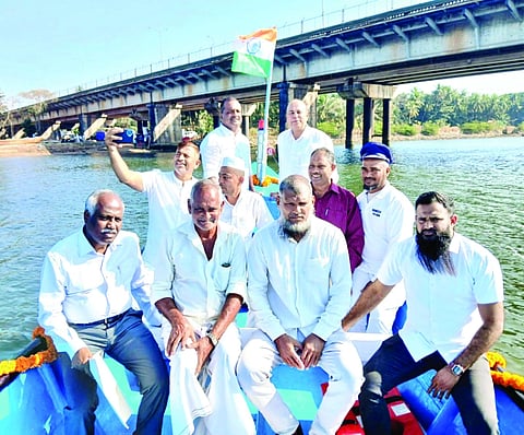 ಬೋಟ್ ಆಂಬುಲೆನ್ಸ್‌ನಲ್ಲಿ ಸ್ಪೀಕರ್ ಯು.ಟಿ.ಖಾದರ್, ವಿಧಾನಪರಿಷತ್ ಸದಸ್ಯ ಬಿ.ಎಂ.ಫಾರೂಕ್, ಸಂಘದ ಅಧ್ಯಕ್ಷ ಹನೀಫ್ ಸೋಲಾರ್ ಹಾಗೂ ಗಣ್ಯರು ಸಂಚರಿಸಿದರು.