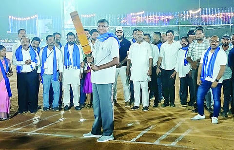 ಕ್ರೀಡಾಕೂಟ ಸಮಾರೋಪ ಸಮಾರಂಭದಲ್ಲಿ ಲೋಕೋಪಯೋಗಿ ಸಚಿವ ಸತೀಶ್ ಜಾರಕಿಹೊಳಿ ಕ್ರಿಕೆಟ್ ಆಟ ಆಡಿದರು.   