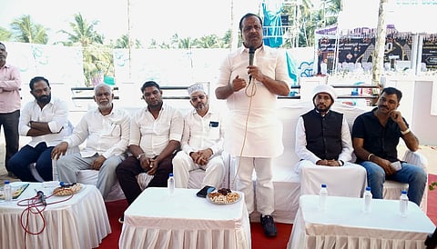 ಕುಂಡೂರು ಉರುಸ್ ಪ್ರಯುಕ್ತ ನಡೆದ ಪೂರ್ವಭಾವಿ ಸಭೆಯಲ್ಲಿ ವಿಧಾನಸಭಾಧ್ಯಕ್ಷ ಯು.ಟಿ.ಖಾದರ್ ಮಾತನಾಡಿದರು. ಮಸೀದಿಯ ಅಧ್ಯಕ್ಷ ಅಬೂಬಕ್ಕರ್ ಸಿದ್ದೀಕ್ ಸ್ವಾಗತ್, ಉಪಾಧ್ಯಕ್ಷ ಮುಹಮ್ಮದ್ ಬಾರ್ದಡ್ಕ, ಅಂಬ್ಲಮೊಗರು ಗ್ರಾ.ಪಂ. ಅಧ್ಯಕ್ಷ ಇಕ್ಬಾಲ್ ಎಸ್.ಎಂ. ಇನ್ನಿತರರು ಉಪಸ್ಥಿತರಿದ್ದರು.