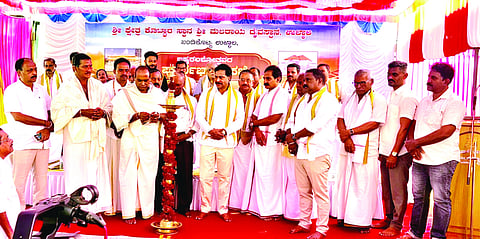 ಬಂಡಿಕೊಟ್ಯ ಶ್ರೀ ಮಲರಾಯ ದೈವಸ್ಥಾನದ ಬ್ರಹ್ಮಕಲಶೋತ್ಸವ ಪೂರ್ವಭಾವಿ ಸಭೆ ನಡೆಯಿತು. ಸತೀಶ್ ಕುಂಪಲ ಮಲರಾಯ ಲತೀಶ್ ಯಾನೆ ಮುಂಡ ಪೂಜಾರಿ ಮತ್ತಿತರರಿದ್ದರು.