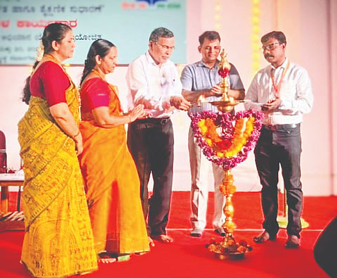  ಕಾರ್ಯಾಗಾರವನ್ನು ವಿಶ್ರಾಂತ ಕುಲಪತಿ ಪ್ರೊ.ಚಿನ್ನಪ್ಪ ಗೌಡ ಉದ್ಘಾಟಿಸಿದರು. ಮಂಗಳೂರು ವಿವಿ ಕುಲಸಚಿವ ಪ್ರೊ.ಗಣೇಶ್ ಸಂಜೀವ್, ತಜ್ನೀಜ್ ಬಾನು ಮೊದಲಾದವರಿದ್ದರು.