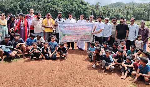  ಕಳ್ಳಿಮಾರು ಬಳಿಯ ಕೆಳಗಿನ ಮನೆ ಕೆಸರು ಗದ್ದೆಯಲ್ಲಿ ಶಾಲಾ ಮಕ್ಕಳ ಆಟೋಟ ಸ್ಪರ್ಧೆಯ ಸಭಾ ಕಾರ್ಯಕ್ರಮ ನಡೆಯಿತು. ವಿಜಯ ಗ್ರಾಮೀಣಾಭಿವೃದ್ದಿ ಪ್ರತಿಷ್ಠಾನದ ಅಧ್ಯಕ್ಷ ಪ್ರಸಾದ್ ರೈ ಕಳ್ಳಿಮಾರ್, ಜಮೀಯತುಲ್ ಫಲಾಹ್ ಜಿಲ್ಲಾ ಕೋಶಾಧಿಕಾರಿ ಅಬ್ದುಲ್ ನಾಸಿರ್ ಕೆಕೆ, ಉಳ್ಳಾಲ ವಲಯ ಬಂಟರ ಸಂಘದ ಅಧ್ಯಕ್ಷ ರವೀಂದ್ರ ರೈ ಕಳ್ಳಿಮಾರ್ ಇನ್ನಿತರರು ಉಪಸ್ಥಿತರಿದ್ದರು.   