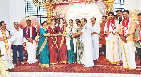  ಪದ ಪನ್ಕ ಸ್ಪರ್ಧೆಯಲ್ಲಿ ಕನೀರುತೋಟ ರಾಧಾ ಕೃಷ್ಣ ಭಜನಾ ತಂಡ ಪ್ರಥಮ ಬಹುಮಾನ ಪಡೆಯಿತು. ಉಳ್ಳಾಲ ಶ್ರೀ ಚೀರುಂಭ ಭಗವತಿ ಕ್ಷೇತ್ರ ಆಡಳಿತ ಮೊಕ್ತೇಸರ ಸುರೇಶ್ ಭಟ್ನಗರ, ಅಧ್ಯಕ್ಷ ಚಿದಾನಂದ ಗುರಿಕಾರ, ಕರ್ನಾಟಕ ಜಾನಪದ ಪರಿಷತ್ ಅಧ್ಯಕ್ಷ ಪ್ರವೀಣ್ ಎಸ್.ಕುಂಪಲ ಮತ್ತಿತರರು ಉಪಸ್ಥಿತರಿದ್ದರು.