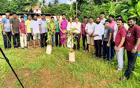 ವೃಕ್ಷಾಂಕುರ ರಕ್ಷಾ ಕಾರ್ಯಕ್ರಮದಲ್ಲಿ ಭಗತ್ ಸಿಂಗ್ ಸೇವಾ ಪ್ರತಿಷ್ಠಾನದ ಅಧ್ಯಕ್ಷ ಜೀವನ್ ಕುಮಾರ್ ತೊಕ್ಕೊಟ್ಟು, ಶ್ರೀ ಮಹಾಗಣಪತಿ ದೇವಸ್ಥಾನದ ಪ್ರಧಾನ ಅರ್ಚಕರ ಸತೀಶ್ ಭಟ್, ಅರ್ಚಕ ಉಮೇಶ್ ಭಟ್, ಕ್ಷೇತ್ರದ ಉಪಾಧ್ಯಕ್ಷ ಹರಿಶ್ಚಂದ್ರ, ಪ್ರತಿಷ್ಠಾನದ ಗೌರವಾಧ್ಯಕ್ಷ ರಾಕೇಶ್ ಕುಮಾರ್ ಮತ್ತಿತರರು ಭಾಗವಹಿಸಿದರು.