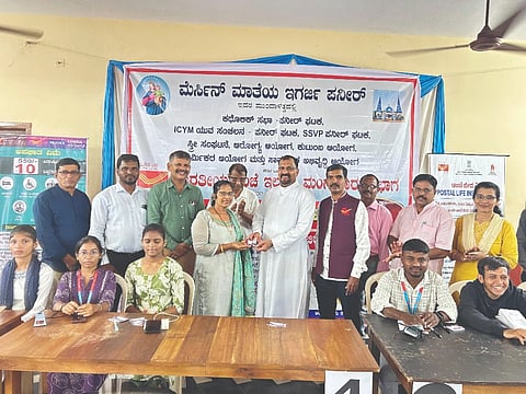  ಮೆರ್ಸಿನ್ ಮಾತೆ ಇಗರ್ಜಿಯ ಧರ್ಮಗುರು ವಿಕ್ಟರ್ ಡಿಮೆಲ್ಲೋ ಉಪಾಧ್ಯಕ್ಷ ಉರ್ಬನ್ ಫೆರಾವೋಗೆ ಆಧಾರ್ ಕಾರ್ಡ್ ಹಾಗೂ ಕಾರ್ಯದರ್ಶಿ ವಿನ್ನಿ ಕುಟಿನ್ಹಾಗೆ ಆರೋಗ್ಯ ವಿಮೆ ಪಾಲಿಸಿ ವಿತರಿಸುವ ಶಿಬಿರ ಉದ್ಘಾಟಿಸಿದರು.