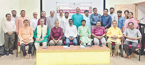  ಯಕ್ಷಗಾನ ಪಠ್ಯ ರೂಪೀಕರಣ ಕಾರ್ಯಾಗಾರದಲ್ಲಿ ಭಾಗವತ ಪಟ್ಲ ಸತೀಶ್ ಶೆಟ್ಟಿ, ಕುಲಪತಿ ಪ್ರೊ.ಪಿ.ಎಲ್.ಧರ್ಮ, ಯಕ್ಷಗಾನ ಅಧ್ಯಯನ ಕೇಂದ್ರದ ನಿರ್ದೆಶಕ ಡಾ.ಧನಂಜಯ ಕುಂಬ್ಳೆ, ಯಕ್ಷಗಾನ ಬಯಲಾಟ ಅಕಾಡೆಮಿ ಮಾಜಿ ಅಧ್ಯಕ್ಷ ಪ್ರೊ.ಎಂ.ಎಲ್.ಸಾಮಗ ಮತ್ತಿತರರು ಉಪಸ್ಥಿತರಿದ್ದರು.