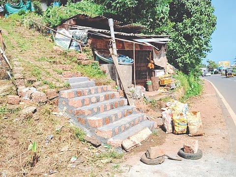 ಚೆಂಬುಗುಡ್ಡೆಯಲ್ಲಿ ಮೆಟ್ಟಿಲು ನಿರ್ಮಿಸಿರುವುದು