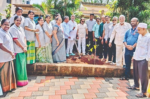  ಹಳೆಕೋಟೆ ಸಯ್ಯದ್ ಮದನಿ ವಿದ್ಯಾಸಂಸ್ಥೆಯಲ್ಲಿ ಗಿಡ ನೆಟ್ಟು ವನಮಹೋತ್ಸವ ಆಚರಿಸಲಾಯಿತು. ಹಳೆಕೋಟೆ ಮಸ್ಜಿದುಲ್ ಕರೀಂ ಅಧ್ಯಕ್ಷ ಮೊಹಮ್ಮದ್ ತ್ವಾಹ, ಉಳ್ಳಾಲ ನಗರಸಭಾ ಪೌರಾಯುಕ್ತ ಸಂತೋಷ್ ಎಸ್.ಡಿ., ಶಾಲಾ ಸಂಚಾಲಕ ಇಸ್ಮಾಯಿಲ್ ಹಾಜಬ್ಬ, ಜೈನುದ್ದೀನ್ ಇನ್ನಿತರರು ಉಪಸ್ಥಿತರಿದ್ದರು.