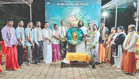 ಶ್ರೀ ಕೊರಗಜ್ಜ ಸಾನಿಧ್ಯದ ತುಳು ಭಕ್ತಿಗೀತೆಗಳ ಧ್ವನಿ ಸುರುಳಿ ಬಿಡುಗಡೆಗೊಳಿಸಲಾಯಿತು. ಶ್ರೀ ಸ್ವಾಮಿ ಕೊರಗಜ್ಜ ಸೇವಾ ಸಮಿತಿ ಅಧ್ಯಕ್ಷ ಕೃಷ್ಣಕಾಂತ್ ಸಾಯಿನಗರ, ಕೋಟೆಕಾರ್ ಪ.ಪಂ. ಸದಸ್ಯರಾದ ಹರೀಶ್ ರಾವ್, ಸುಜಿತ್ ಮಾಡೂರು, ಮಡ್ಯಾರ್ ಶ್ರೀ ವನದುರ್ಗ ಮತ್ತು ಕಲ್ಲುರ್ಟಿ ಪಂಜುರ್ಲಿ ದೈವಸ್ಥಾನದ ಪ್ರಧಾನ ಕಾರ್ಯದರ್ಶಿ ಹರೀಶ್ ಕುಮಾರ್ ಇನ್ನಿತರರು ಉಪಸ್ಥಿತರಿದ್ದರು.