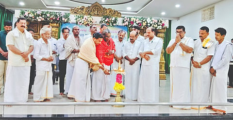  ವಿದ್ಯಾರ್ಥಿವೇತನ, ಪ್ರತಿಭಾ ಪುರಸ್ಕಾರ, ಆಟಿಲ್ ಒರಿ ನಾಲ್ ಕಾರ್ಯಕ್ರಮವನ್ನು ಆಚಾರ ಪಟ್ಟವರು, ಗುರಿಕಾರರು ಉದ್ಘಾಟಿಸಿದರು. ಉದ್ಯಮಿಗಳಾದ ಮಣಿ ಪ್ರಕಾಶ್, ಉಮೇಶ್ ಬೆಂಜನಪದವು, ಶ್ರೀ ಚೀರುಂಭ ಭಗವತಿ ಕ್ಷೇತ್ರ ಅಧ್ಯಕ್ಷ ಚಿದಾನಂದ ಗುರಿಕಾರ ನಂದ್ಯ, ಕೋಶಾಧಿಕಾರಿ ಜಗದೀಶ್ ಉಳ್ಳಾಲ್ ಮತ್ತಿತರರು ಉಪಸ್ಥಿತರಿದ್ದರು.  
