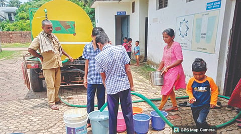 ಸಮಸ್ಯೆ ಇರುವಲ್ಲಿ ನಗರಸಭೆಯ ಟ್ಯಾಂಕರ್‌ನಲ್ಲಿ ನೀರು ಸರಬರಾಜು ಮಾಡಲಾಗುತ್ತಿರುವುದು.
