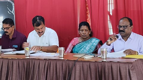  ಸೋಮೇಶ್ವರ ಪುರಸಭೆಯ ಸಾಮಾನ್ಯ ಸಭೆಯಲ್ಲಿ ಮುಖ್ಯಾಧಿಕಾರಿ ಮತ್ತಡಿ ಮಾತನಾಡಿದರು. ಅಧ್ಯಕ್ಷೆ ಕಮಲಾ, ಉಪಾಧ್ಯಕ್ಷ ರವಿಶಂಕರ್, ಸ್ಥಾಯಿ ಸಮಿತಿ ಅಧ್ಯಕ್ಷ ಪುರುಷೋತ್ತಮ ಗಟ್ಟಿ ಇದ್ದರು.