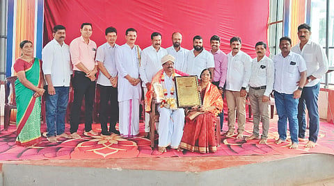  ನಿವೃತ್ತ ಮುಖ್ಯ ಶಿಕ್ಷಕ ಆನಂದ ಕೆ.ಅಸೈಗೋಳಿ ಅವರಿಗೆ ಗುರುವಂದನೆ ಸಲ್ಲಿಸಲಾಯಿತು. ಶ್ರೀ ಅಯ್ಯಪ್ಪ ಸ್ವಾಮಿ ಮಂದಿರ ಅಧ್ಯಕ್ಷ ಶ್ರೀನಿವಾಸ ಶೆಟ್ಟಿ ಪುಲ್ಲು, ಉಳ್ಳಾಲ ವಲಯ ಬಂಟರ ಸಂಘ ಅಧ್ಯಕ್ಷ ರವೀಂದ್ರ ರೈ ಹರೇಕಳ, ಬಿಜೆಪಿ ಮಂಗಳೂರು ಮಂಡಲ ಅಧ್ಯಕ್ಷ ಜಗದೀಶ್ ಆಳ್ವ ಕುವೆತ್ತಬೈಲ್ ಉಪಸ್ಥಿತರಿದ್ದರು.