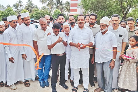  ರಹ್ಮಾನಿಯಾ ಮಸೀದಿ, ಮದ್ರಸಾ ಮತ್ತು ಶಾಲಾವರಣಕ್ಕೆ ಅಳವಡಿಸಲಾದ ಇಂಟರ್‌ಲಾಕ್ ಸೌಲಭ್ಯವನ್ನು ಆರೋಗ್ಯ ಸಚಿವ ಯು.ಟಿ.ಖಾದರ್ ಉದ್ಘಾಟಿಸಿದರು. ರಹ್ಮಾನಿಯಾ ಶಿಕ್ಷಣ ಸಂಸ್ಥೆ ಅಧ್ಯಕ್ಷ ಮೊಹ್ಸೀನ್ ರಹ್ಮಾನ್, ಉಪಾಧ್ಯಕ್ಷ ಹಿದಾಯತುಲ್ಲಾ, ಮಾಜಿ ಅಧ್ಯಕ್ಷರಾದ ಅಬ್ಬಾಸ್ ಮಜಲ್ ಇನ್ನಿತರರು ಉಪಸ್ಥಿತರಿದ್ದರು.