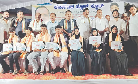  ಪುಸ್ತಕ ವಿತರಣಾ ಸಮಾರಂಭದಲ್ಲಿ ಎಸ್ಸೆಸ್ಸೆಲ್ಸಿ, ಪಿಯುಸಿಯಲ್ಲಿ ವಿಶಿಷ್ಟ ಶ್ರೇಣಿಯಲ್ಲಿ ಉತ್ತೀರ್ಣರಾದ ವಿದ್ಯಾರ್ಥಿಗಳನ್ನು ಅಭಿನಂದಿಸಲಾಯಿತು. ಆರೋಗ್ಯ ಸಚಿವ ಯು.ಟಿ.ಖಾದರ್, ಧಾರ್ಮಿಕ ಪರಿಷತ್ ಸದಸ್ಯ ಸುರೇಶ್ ಭಟ್ನಗರ, ಬೆಲ್ಮ ಗ್ರಾಪಂ ನಿಕಟಪೂರ್ವ ಅಧ್ಯಕ್ಷ ಸಿ.ಎಂ.ಸತ್ತಾರ್, ಪ್ರೌಢ ಶಾಲಾಭಿವೃದ್ಧಿ ಸಮಿತಿ ಅಧ್ಯಕ್ಷ ಯೂಸ್ು ಮತ್ತಿತರರು ಉಪಸ್ಥಿತರಿದ್ದರು.  