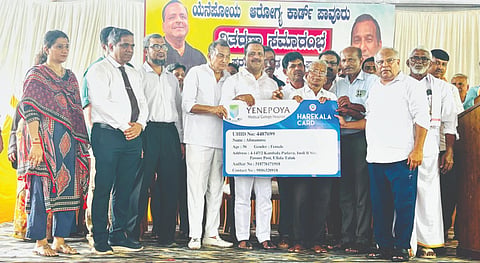 ಆರೋಗ್ಯ ಕಾರ್ಡ್ ವಿತರಣಾ ಕಾರ್ಯಕ್ರಮದಲ್ಲಿ ಆರೋಗ್ಯ ಸಚಿವ ಯು.ಟಿ.ಖಾದರ್ ಆರೋಗ್ಯ ಕಾರ್ಡ್ ವಿತರಿಸಿದರು. ಯೇನೆಪೋಯ ವಿವಿ ಕುಲಪತಿ ವೈ.ಅಬ್ದುಲ್ಲಾ ಕುಂಞ, ತಾಲೂಕು ವೈದ್ಯಾಧಿಕಾರಿ ಡಾ.ಸುಜಯ್ ಭಂಡಾರಿ, ಪಾವೂರು ಪ್ರಾಥಮಿಕ ಆರೋಗ್ಯ ಕೇಂದ್ರದ ವೈದ್ಯಾಧಿಕಾರಿ ಡಾ.ಸುನಿತಾ ಮತ್ತಿತರರು ಉಪಸ್ಥಿತರಿದ್ದರು.  