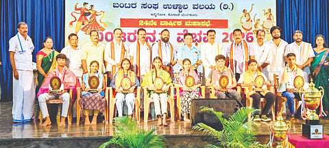  ಎಸ್ಸೆಸ್ಸೆಲ್ಸಿಯಲ್ಲಿ ಶೇ.90ಕ್ಕಿಂತ ಅಧಿಕ ಅಂಕ ಪಡೆದ ವಿದ್ಯಾರ್ಥಿಗಳನ್ನು ಉಳ್ಳಾಲ ವಲಯ ಬಂಟರ ಸಂಘ ಮಹಾಸಭೆಯಲ್ಲಿ ಅಭಿನಂದಿಸಲಾಯಿತು. ಉಳ್ಳಾಲ ವಲಯ ಬಂಟರ ಸಂಘ ಅಧ್ಯಕ್ಷ ಕೆ.ರವೀಂದ್ರ ರೈ ಕಲ್ಲಿಮಾರು, ಪಂಚ ಗ್ಯಾರಂಟಿ ಸಮಿತಿ ಮಂಗಳೂರು ತಾಲೂಕು ಅಧ್ಯಕ್ಷ ಸುರೇಂದ್ರ ಬಿ.ಕಂಬಳಿ, ಇರಾ ವಲಯ ಬಂಟರ ಸಂಘ ಅಧ್ಯಕ್ಷ ಜಗದೀಶ ಶೆಟ್ಟಿ ಇರಾ ಇನ್ನಿತರರು ಉಪಸ್ಥಿತರಿದ್ದರು.