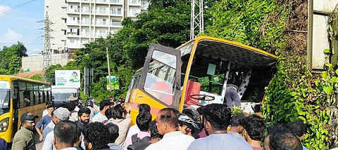  ನಾಟೆಕಲ್ ತಿರುವಿನಲ್ಲಿ ಮಗುಚಿಬಿದ್ದ ಕಾಲೇಜು ಬಸ್.