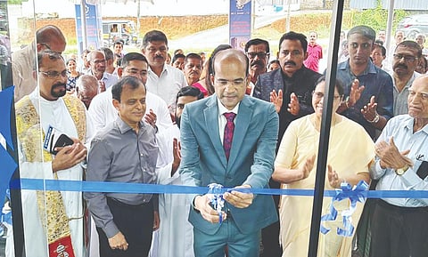  ಎಂಸಿಸಿ ಬ್ಯಾಂಕ್ ದೇರಳಕಟ್ಟೆ ಶಾಖೆ ಬ್ಯಾಂಕ್ ಅಧ್ಯಕ್ಷ ಎಂಸಿಸಿ ಬ್ಯಾಂಕ್‌ನ ಅಧ್ಯಕ್ಷ ಅನಿಲ್ ಲೋಬೊ ಉದ್ಘಾಟಿಸಿದರು. ಪಾನೀರ್ ಅವರ್ ಲೇಡಿ ಆಫ್ ಮೆರ್ಸಿ ಚರ್ಚ್ ಧರ್ಮಗುರು ವಿಕ್ಟರ್ ಡಿಮೆಲ್ಲೊ, ಆರ್ಸುಲಾಯ್ನ ಫ್ರಾನ್ಸಿಸ್ಕನ್ ಸಭೆಯ ಸುಪೀರಿಯರ್ ಜನರಲ್ ಮಿಲ್ಲಿ ಫರ್ನಾಂಡಿಸ್, ದೇರಳಕಟ್ಟೆ ಫಾದರ್ ಮುಲ್ಲರ್ ಹೋಮಿಯೋಪತಿ ಕಾಲೇಜು ಆಡಳಿತಾಧಿಕಾರಿ ನಿಲೇಶ್ ಕ್ರಾಸ್ತಾ ಉಪಸ್ಥಿತರಿದ್ದರು.  