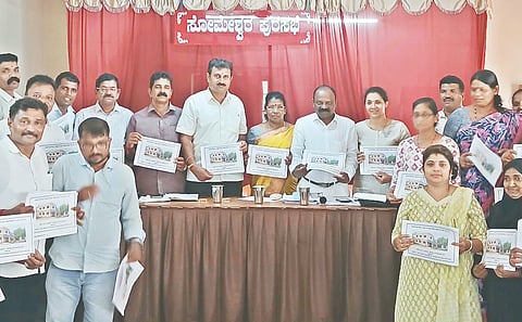 ಸೋಮೇಶ್ವರ ಪುರಸಭೆಯ 2026-27ನೇ ಸಾಲಿನ ಆಯವ್ಯಯ ಪ್ರತಿ ಪ್ರದರ್ಶಿಸಿದ ಸದಸ್ಯರು. ಪುರಸಭೆಯ ಅಧ್ಯಕ್ಷೆ ಕಮಲ, ಉಪಾಧ್ಯಕ್ಷ ರವಿಶಂಕರ್, ಸ್ಥಾಯಿ ಸಮಿತಿ ಅಧ್ಯಕ್ಷ ಪುರುಷೋತ್ತಮ ಗಟ್ಟಿ, ಪೌರಾಯುಕ್ತ ಮತ್ತಡಿ ಉಪಸ್ಥಿತರಿದ್ದರು.
