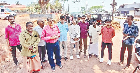  ಅಸೈಗೋಳಿ ಜಂಕ್ಷನ್ ನಲ್ಲಿ ರಸ್ತೆಗೆ ಹಂಪ್ಸ್ ಅಳವಡಿಸುವಂತೆ ಒತ್ತಾಯಿಸಿ ಪ್ರತಿಭಟನೆ ನಡೆಯಿತು. ಸಾಮಾಜಿಕ ಕಾರ್ಯಕರ್ತ ಅರುಣ್ ಡಿಸೋಜ, ಹಿರಿಯರಾದ ರಮೇಶ್ ಪಟ್ಟೋರಿ ಕೆಳಗಿನಮನೆ, ಮುಖಂಡರಾದ ಸುಧಾಕರ್ ಬಿ.ಅಸೈಗೋಳಿ ಇನ್ನಿತರರು ಉಪಸ್ಥಿತರಿದ್ದರು.  