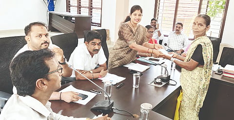  ಪಪಂ ಸಾಮಾನ್ಯ ಸಭೆಯಲ್ಲಿ ಫಲಾನುಭವಿಗೆ ಪೋಷಣಾ ಭತ್ಯೆಯ ಚೆಕ್ ವಿತರಿಸಲಾಯಿತು. ಅಧ್ಯಕ್ಷೆ ದಿವ್ಯಾ ಶೆಟ್ಟಿ, ಉಪಾಧ್ಯಕ್ಷ ಪ್ರವೀಣ್ ಬಗಂಬಿಲ, ಸ್ಥಾಯಿ ಸಮಿತಿ ಅಧ್ಯಕ್ಷ ಧೀರಜ್ ಕೊಂಡಾಣ, ಮುಖ್ಯಾಧಿಕಾರಿ ಮಾಲಿನಿ ಉಪಸ್ಥಿತರಿದ್ದರು.