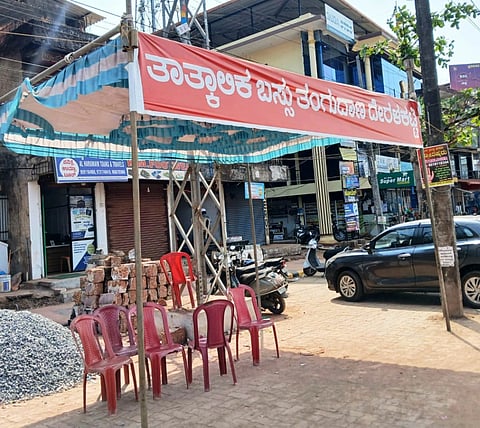 ದೇರಳಕಟ್ಟೆಯಲ್ಲಿ ಶಾಮಿಯಾನದ ತಾತ್ಕಾಲಿಕ ಬಸ್ ತಂಗುದಾಣ.