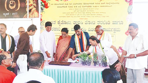 ಕೈತೋಟ, ತಾರಸಿ ತೋಟದ ಉಚಿತ ತರಬೇತಿ, ತರಕಾರಿ ಬೀಜ, ಸಸಿ ವಿತರಣೆ ಕಾರ್ಯಕ್ರಮ ಪೆರ್ಮನ್ನೂರು ಚರ್ಚ್ ಧರ್ಮಗುರು ಸಿಪ್ರಿಯನ್ ಪಿಂಟೋ ಉದ್ಘಾಟಿಸಿದರು. ಜಿಲ್ಲಾ ಸ್ವಚ್ಛತಾ ರಾಯಭಾರಿ ಶೀನ ಶೆಟ್ಟಿ, ತೋಟಗಾರಿಕಾ ಇಲಾಖೆ ಹಿರಿಯ ಸಹಾಯಕ ನಿರ್ದೇಶಕ ಪ್ರದೀಪ್ ಡಿಸೋಜ ಪ್ರವೀಣ್ ಕೆ. ಮತ್ತಿತರರು ಉಪಸ್ಥಿತರಿದ್ದರು.