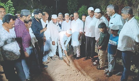  ಮಲಾರ್ ಕೋಡಿ ರಸ್ತೆಗೆ ಮುಹಿಯುದ್ದೀನ್ ಜುಮಾ ಮಸೀದಿ ಕೋಶಾಧಿಕಾರಿ ಇಸ್ಮಾಯಿಲ್ ಕೋಡಿ ಶಂಕುಸ್ಥಾಪನೆಗೈದರು. ಸ್ಪೀಕರ್ ಯು.ಟಿ.ಖಾದರ್, ಮಂಗಳೂರು ತಾಪಂ ಮಾಜಿ ಸದಸ್ಯ ಮುಸ್ತಫಾ ಹರೇಕಳ ಮತ್ತಿತರರಿದ್ದರು.