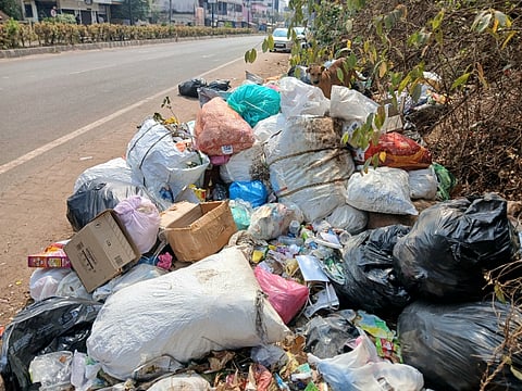 ಕುರ್ನಾಡು ಪಿಯು ಕಾಲೇಜು ಬಳಿ ರಸ್ತೆ ಬದಿ ತ್ಯಾಜ್ಯ ರಾಶಿ ಹಾಕಿರುವುದು.