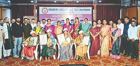  ಮಹಿಳಾ ದಿನಾಚರಣೆ ಕಾರ್ಯಕ್ರಮದಲ್ಲಿ ವಿವಿಧ ಕ್ಷೇತ್ರದ ಸಾಧಕರಾದ ಚಂದ್ರಕಲಾ ಎಸ್., ಲಿಜಿ ನೊರೋನ್ಹ, ಸುಮಂಗಲಿ ರಾವ್, ಮೈಮೂನ ಎಂ.ಎ.ಹರೇಕಳ, ವಜ್ರ ಗುಜರನ್ ಅವರನ್ನು ಸನ್ಮಾನಿಸಲಾಯಿತು. ಕರ್ನಾಟಕ ರಾಜ್ಯ ಗೇರು ಅಭಿವೃದ್ಧಿ ನಿಗಮದ ಅಧ್ಯಕ್ಷೆ ಮಮತಾ ಡಿ.ಎಸ್.ಗಟ್ಟಿ, ಸಮರ್ಪಣಾ ಪರಿವಾರ್ ಮಹಿಳಾ ಘಟಕ ಅಧ್ಯಕ್ಷೆ ಕುಸುಮಾ ಪ್ರಶಾಂತ್ ಉಡುಪ ಇದ್ದರು.  