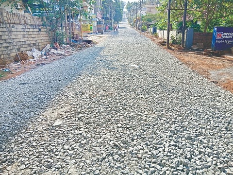 ಕಾಮಗಾರಿ ಪ್ರಯುಕ್ತ ಮುಚ್ಚಲಾಗಿರುವ ತೊಕ್ಕೊಟ್ಟು ಭಟ್ನಗರ ರಸ್ತೆ.